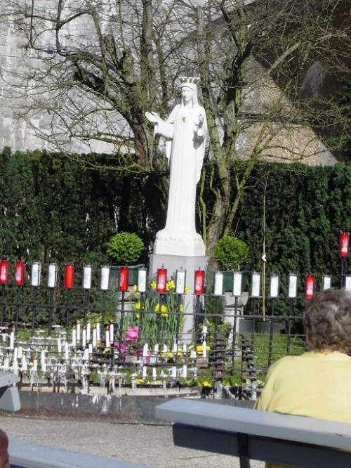 Virgen del Santuario de Beauraing.