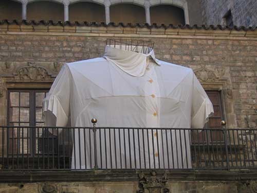 Camisa gigante utilizada en una campaña de street marketing