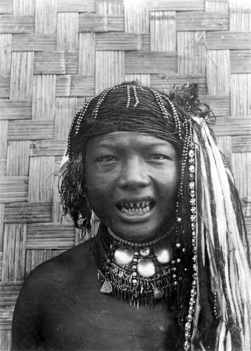 Costumbres extrañas de afilarse los dientes en la etnia Mentawai.