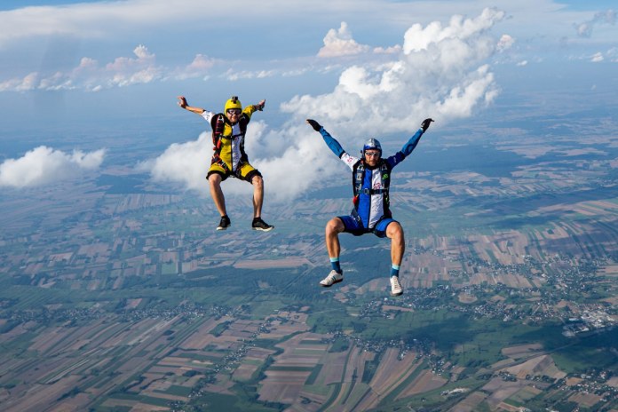 la caída libre es parte de los deportes aéreos.