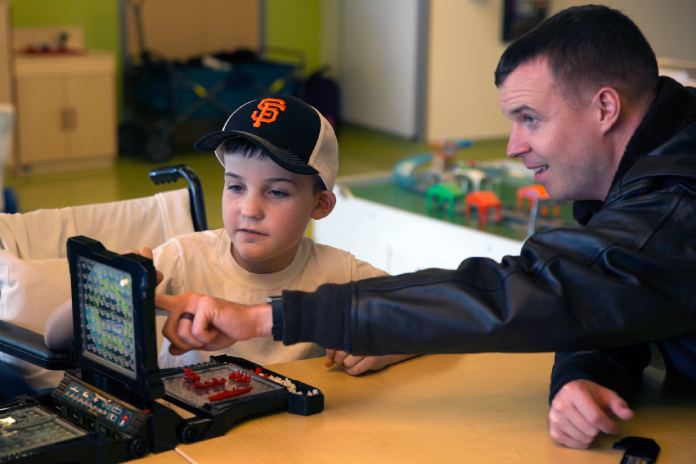 El capitán de la Marina estadounidense Devin O'Neal, juega el juego de mesa Battleship con un paciente en el Hospital Infantil Benioff de la Universidad de California en San Francisco, San Francisco