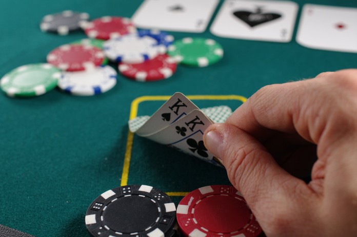 Un juego de poker con fichas y cartas