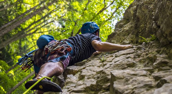 La escalada de roca es un deporte individual.