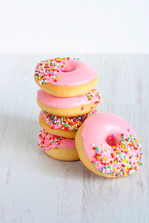 Donuts al horno ligeros con glaseado y topping