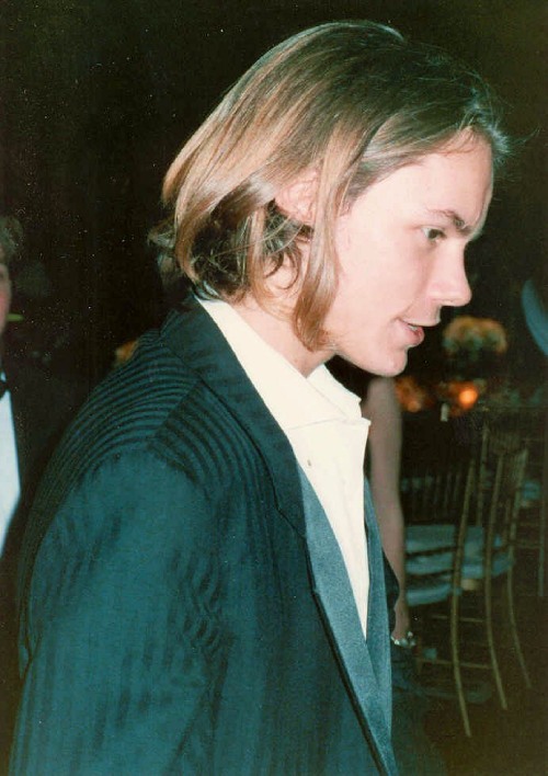 River Phoenix uno de los famosos drogadictos.