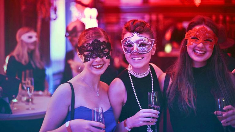 Mujeres con máscaras en una fiesta o evento