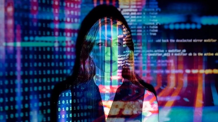 mujer sobre la que se proyectan imágenes de datos informático