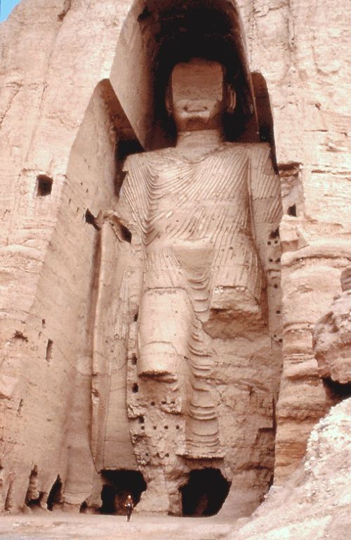 Los budas de Bamiyán, esculturas de piedra enormes talladas dentro de una montaña.