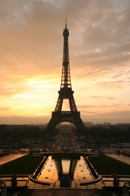 la Torre Eiffel, en medio de un atardecer.
