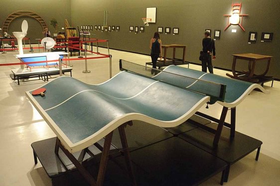 Mesa de ping-pong ondulada.