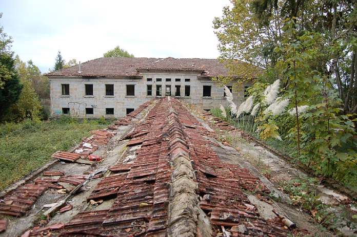 Psiquiatrico de Toén en ruinas.