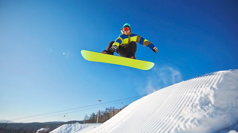 snowboarder saltando una montaña de nieve