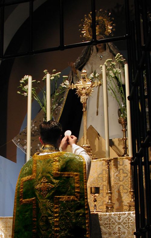 Iglesia católica en una misa de eucaristía.