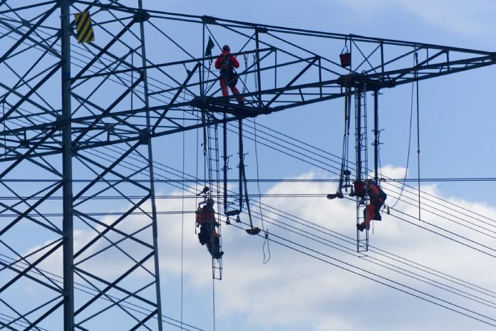 El de los linieros eléctricos es uno de los trabajos más peligrosos del mundo.