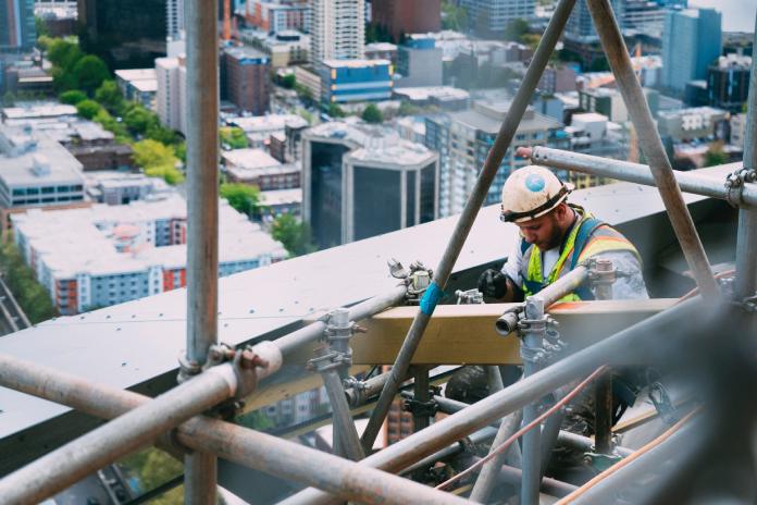 Trabajador en rascacielos.